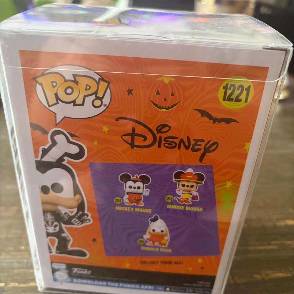Funko Pop! Disney Goofy Glow-in-the-Dark Skeleton with Orange Pumpkin - Picture 3 of 4